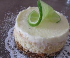 Limetten-Frischkäse-Törtchen auf Crunch-Biskuitboden