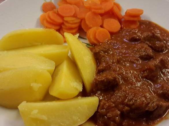 Gulasch mit Kartoffeln und Malzbiersoße