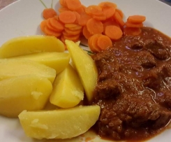 Gulasch mit Kartoffeln und Malzbiersoße