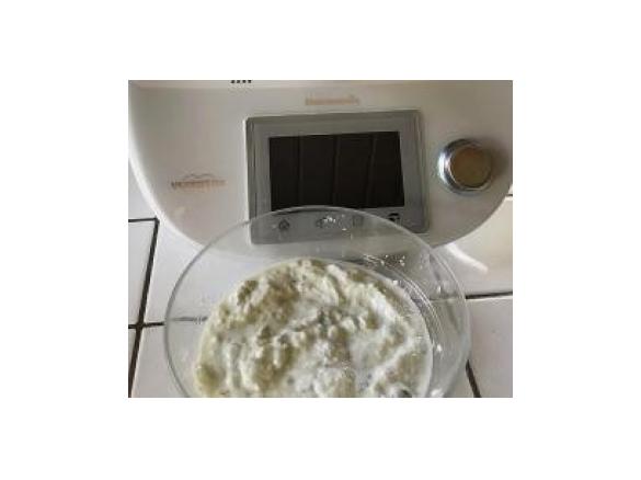 Frühlingszwiebel-Gurken-Quark mit frischer Minze