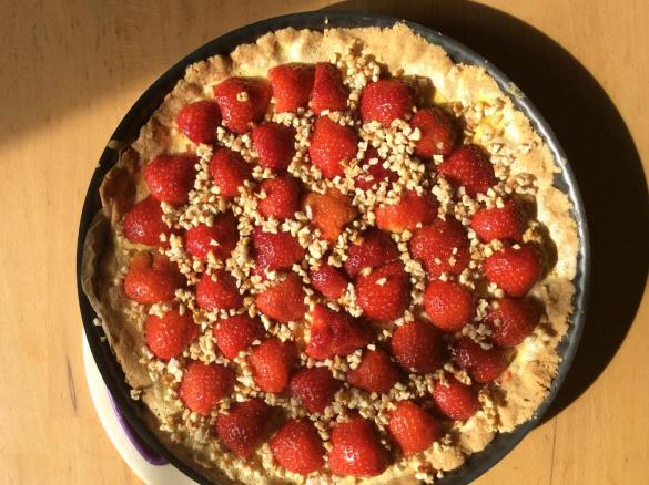 Erdbeertarte mit Orangenschaum und Mandelkrokant