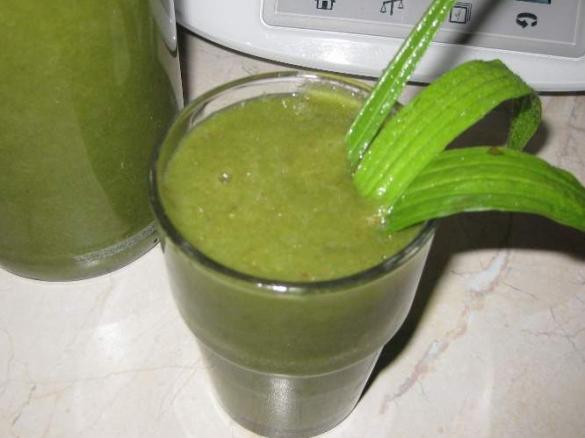 Grüner Smoothie mit Spitzwegerich & Co., gesund abnehmen