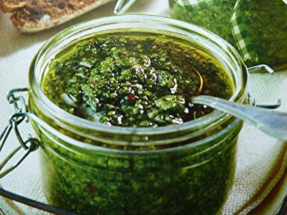 Pesto mit Rucola und Chili