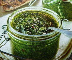 Pesto mit Rucola und Chili