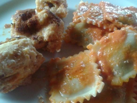 Ravioli mit Tomaten-Ricotta-Soße und Ricottabällchen