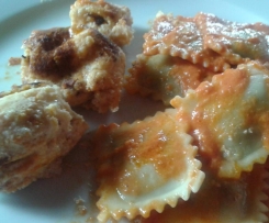 Ravioli mit Tomaten-Ricotta-Soße und Ricottabällchen