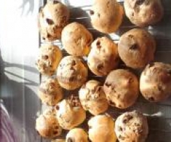 Schokoladen- oder Rosinenbrötchen