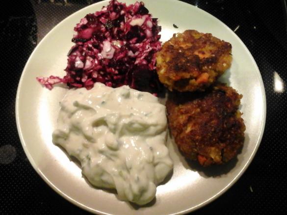 Gemüse-Grünkern-Bratlinge mit Kräuterquark und Rote Beete Salat