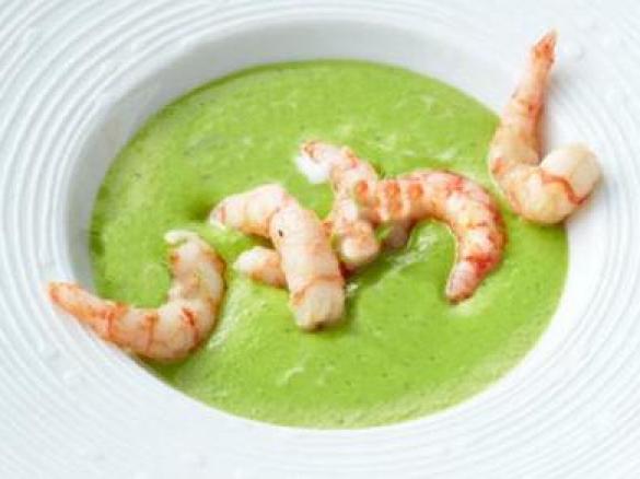 Erbsenschaumsuppe mit Minze und Garnelen