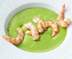 Erbsenschaumsuppe mit Minze und Garnelen
