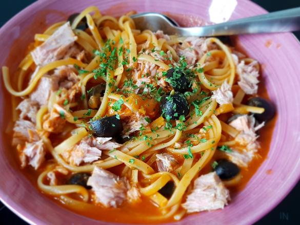 Pasta mit Oliven und Thunfisch - wie beim Italiener