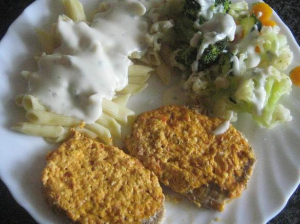 Schnitzel mit Schafskäsehaube dazu Nudeln und Gemüse