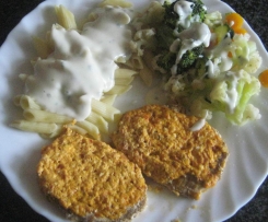 Schnitzel mit Schafskäsehaube dazu Nudeln und Gemüse