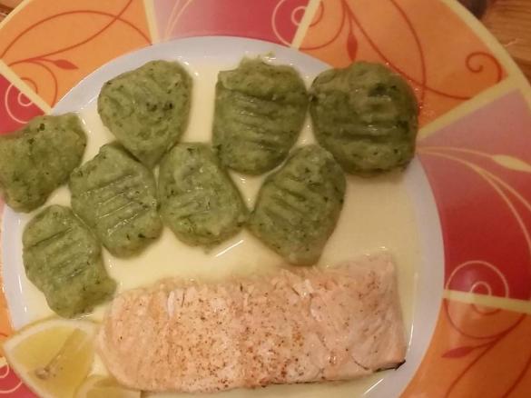 Spinatgnocchi mit Lachs