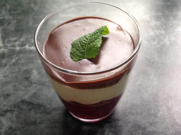 Mascarponecreme mit Sauerkirschen und Amarettini