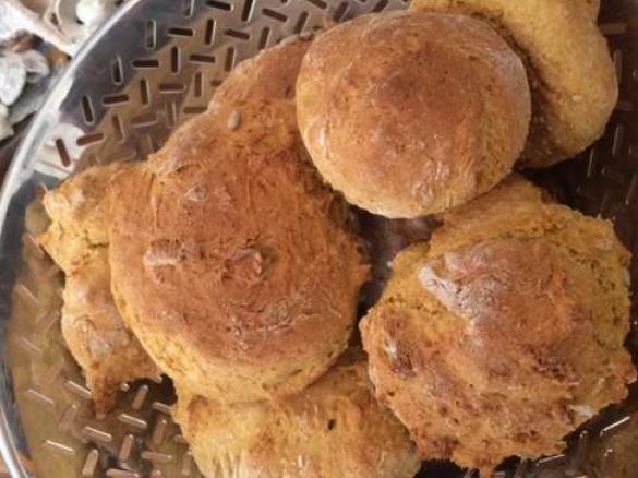 frische Brötchen mit Karotte