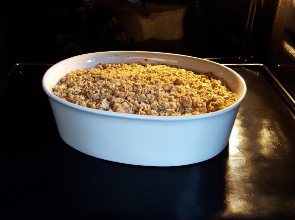 Crumble mit Pflaumen, Äpfeln und Haferflocken-Nuss-Streuseln VEGAN