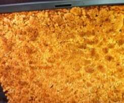 Variation von Apfelkuchen mit Sahneguss und Nussstreusel