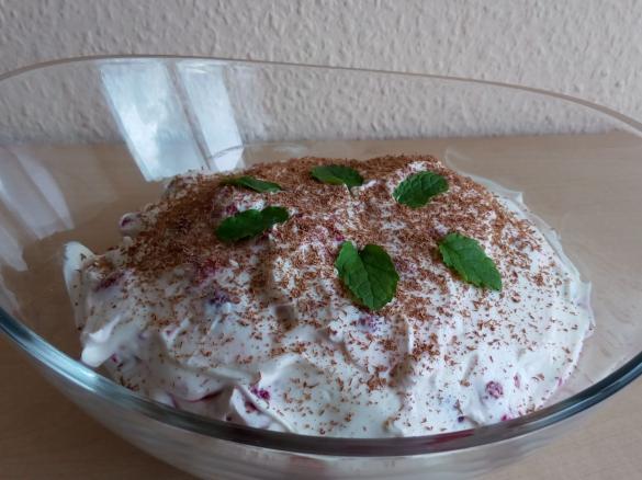 Quarkspeise mit Himbeeren und Amarettini