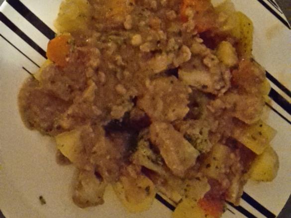 Hähnchen mit Kartoffeln und Broccoligemüse zu Walnuss-Soße