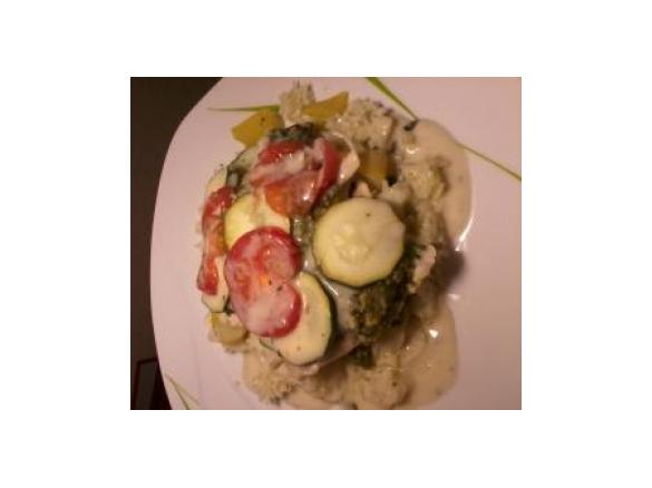 Seelachsfilet mit Kräuterhaube auf Gemüse, Basmatireis mit Kräutersoße