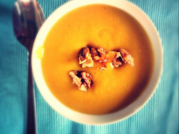 Herbstgruß: Vegane Kürbissuppe mit Walnüssen