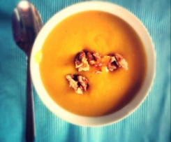 Herbstgruß: Vegane Kürbissuppe mit Walnüssen