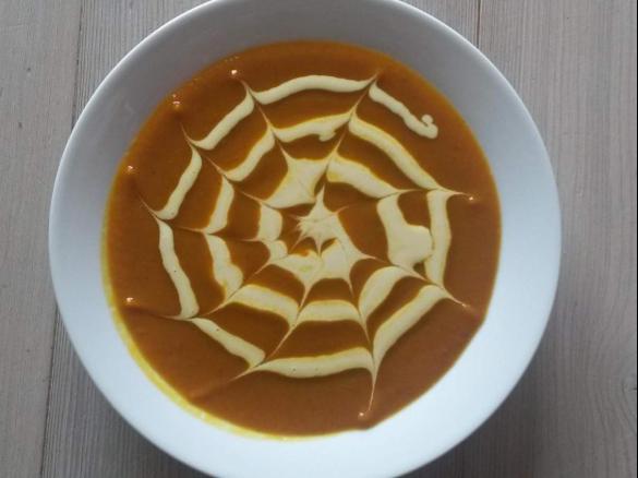 Kürbissuppe mit Pfiff und veganer Sahne