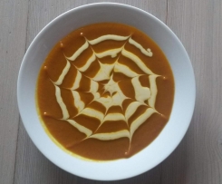 Kürbissuppe mit Pfiff und veganer Sahne