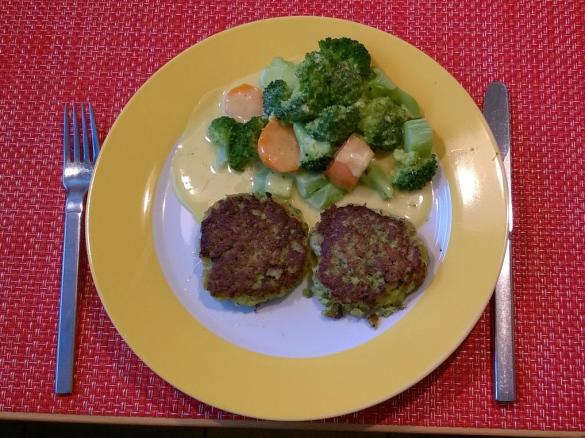 Fischfrikadellen (Fischfrikkos) mit Reis, Brokkoli und Curry-Ingwer Sauce (nach Finessen 2/15)