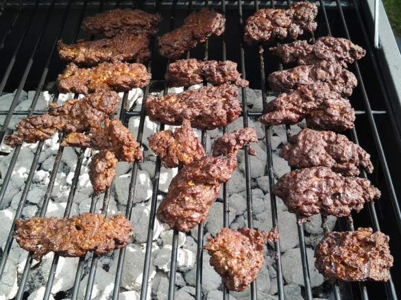 Grillwürstchen Cevapcici vegan Würstchen grillen Bratling Frikadelle Frikos