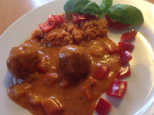 Kräuter-Hackfleischbällchen mit Reis und cremiger Tomaten-Basilikumsauce