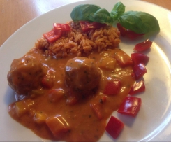 Kräuter-Hackfleischbällchen mit Reis und cremiger Tomaten-Basilikumsauce