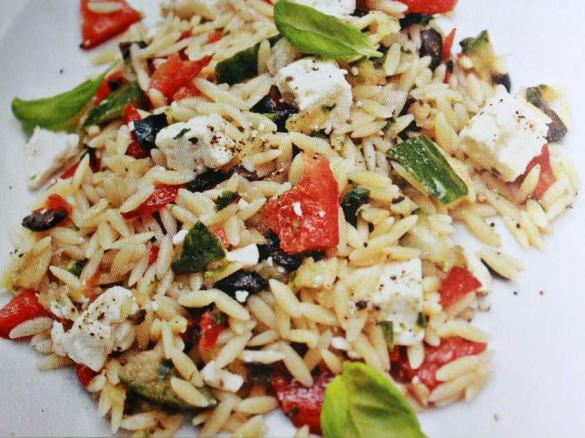 Risoni-Salat mit Feta und Oliven