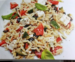 Risoni-Salat mit Feta und Oliven