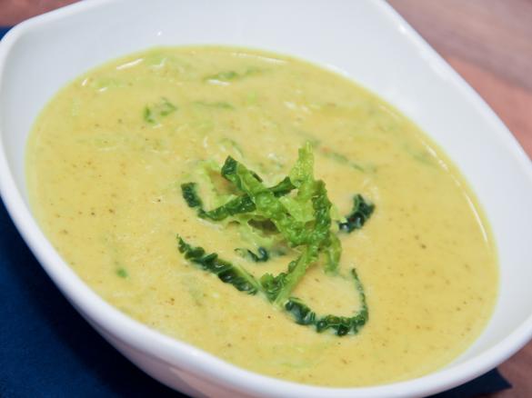 Wirsingsuppe mit Currysahne