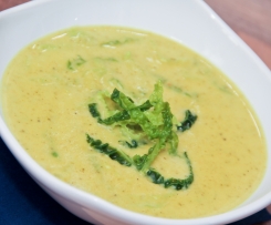 Wirsingsuppe mit Currysahne