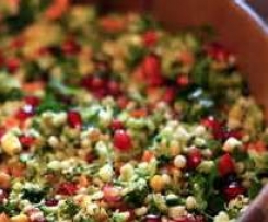 Brokkoli-Apfel-Salat mit Granatapfel und Ingwer-Honig-Dressing