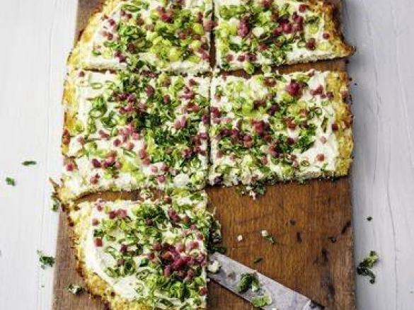 Pizza / Flammkuchen low carb mit Blumenkohl und Hüttenkäse