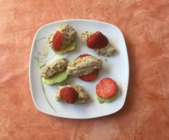 Sonnenblumen-Nockerl mit Erdbeeren und Avocado