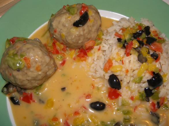 Hackfleischbällchen mit Paprika-Oliven-Sauce und Reis