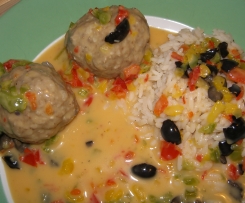 Hackfleischbällchen mit Paprika-Oliven-Sauce und Reis