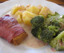 Hähnchenfleisch im Rauchmantel mit Beilagen und Sosse