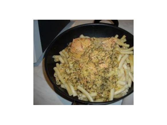 Weißwein Sauce mit Lachs auf Nudeln ..