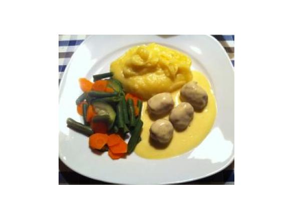 Bratwurstbällchen mit Meerrettichsoße