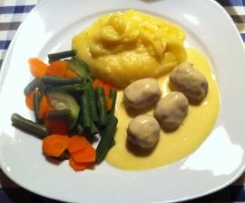 Bratwurstbällchen mit Meerrettichsoße