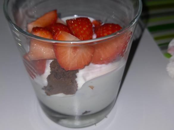 Erdbeeren mit Mascarponecreme und Brownies