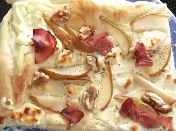 Flammkuchen mit Birnen, Ziegenfrischkäse und Walnüssen 