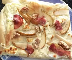Flammkuchen mit Birnen, Ziegenfrischkäse und Walnüssen 