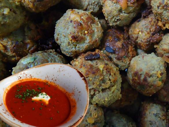 Fleischbällchen (Mini-Frikadellen) - türkische Art (Köfte / Paprika / Joghurt)
